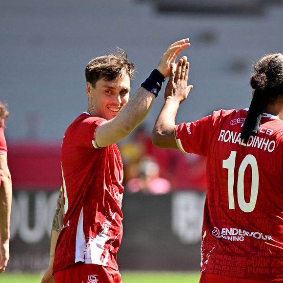 Louis Ducruet (président des Barbagiuans) et Ronaldinho lors du match de football caritatif au stade Louis II de Monaco opposant les Barbagiuans aux pilotes de l'équipe Nazionale Piloti dans le cadre de la "Racing Stars Football Cup" le 3 juin 2026.
Depuis 35 ans, des pilotes automobiles participent chaque année à un match de football caritatif organisé à Monaco. Ce " match des pilotes " a accueilli tous les plus grands de la Formule 1, y compris Michael Schumacher. En 2025, une nouvelle mouture a vu le jour, la Racing Stars Football Cup, sous la houlette de Louis Ducruet, le fils de la princesse Stéphanie. Ce 3 juin 2026, avait lieu la deuxième édition de l'événement caritatif, organisé au profit de deux associations.
Les fonds récoltés lors de l'événement seront reversés à deux associations. La première est " Mercy Ships ", qui déploie des navires-hôpitaux afin d'offrir des soins chirurgicaux gratuits en Afrique. La seconde association est " Les Soins de l'espoir ", qui est engagée auprès d'enfants et d'adultes défavorisés en Asie du Sud-Est, notamment au Vietnam.
Les Barbagiuans ont remporté le match 6 - 2

© Bruno Bebert / Bestimage