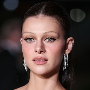 Sa réponse a été jugée maladroite par certains internautes, qui auraient aimé qu’elle évoque la situation familiale.

Nicola Peltz Beckham au photocall du "2nd Annual Academy Museum Gala" à Los Angeles, le 15 octobre 2022. © Backgrid UK/ Bestimage