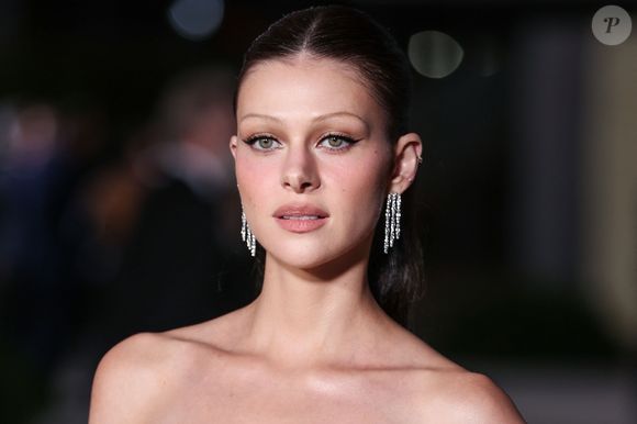 Sa réponse a été jugée maladroite par certains internautes, qui auraient aimé qu’elle évoque la situation familiale.

Nicola Peltz Beckham au photocall du "2nd Annual Academy Museum Gala" à Los Angeles, le 15 octobre 2022. © Backgrid UK/ Bestimage