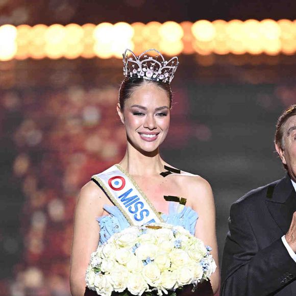 Interviewée quelques jours avant son sacre à Miss France 2026, Hinaupoko Devèze a révélé, face aux journalistes de "Polynésie la 1ère", avoir traversé un burn-out alors qu’elle poursuivait ses études de droit. 

Election de Miss France 2026 sur TF1. David Niviere/SIPA via Bestimage