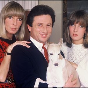 Une intervention qui l'a contraint à mettre sa carrière en pause et qui l'a obligé à mentir à la femme de sa vie.

Michel Drucker avec son épouse Dany Saval et sa belle-fille fille Stéfanie Jarre en 1986 et leur chienne Zaza