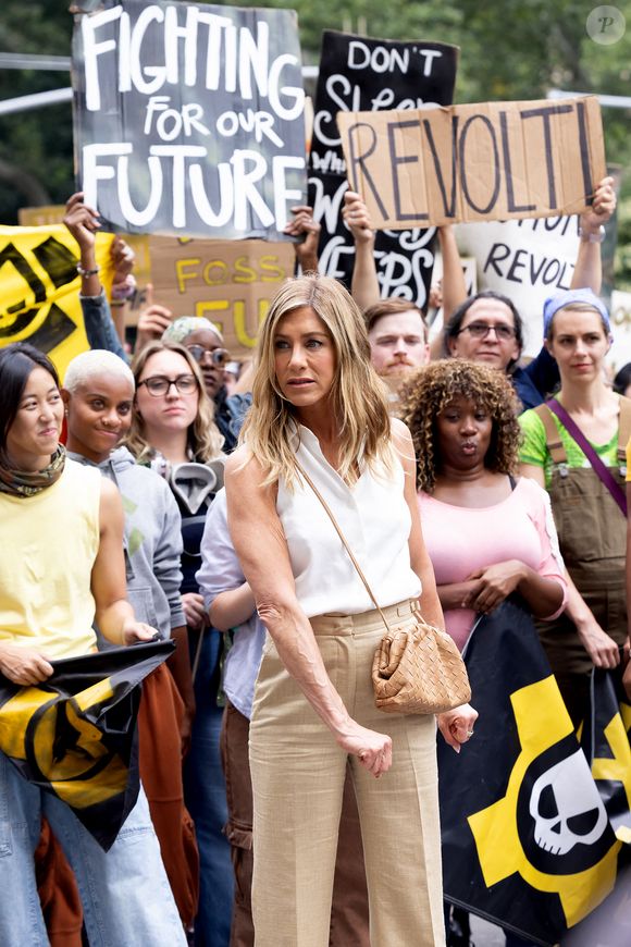 Jennifer Aniston participe à une manifestation contre le changement climatique lors du tournage du Morning Show, New York City, NY, USA le 25 juillet 2024. Photo de Janet Myer/INSTARimages/ABACAPRESS.COM