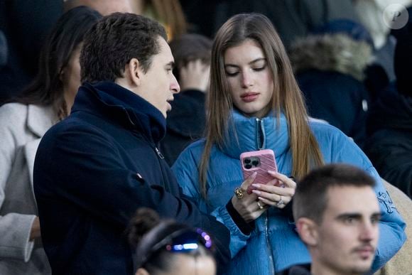 Le couple s’est rencontré lors de la Mostra de Venise.

Dimitri Varsano et sa compagne Valery Kaufman dans les tribunes lors du match de Ligue 1 Uber Eats "PSG - Monaco (5-2)" au Parc Des Princes, le 24 novembre 2023. © Cyril Moreau/Bestimage