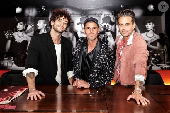 Leo Lanvin, Manu Lanvin, Philippe Shangti, lors de la présentation de l'oeuvre "No Judgement here" de Philippe Shangti avec l'équipe du film "Un p'tit truc en plus" au studio Harcourt à Paris le 4 jin 2025. 

© Jack Tribeca / Bestimage