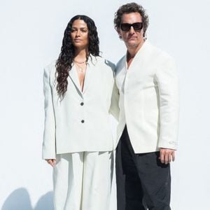 Matthew McConaughey et de sa compagne Camila Alves, sont restés sobres en noir et le blanc. 

Camilla Alves et Matthew McConaughey assistent au défilé Jacquemus Menswear Spring/Summer 2026 dans le cadre de la semaine de la mode à Paris, France, le 29 juin 2025. Photo par Aurore Marechal/ABACAPRESS.COM