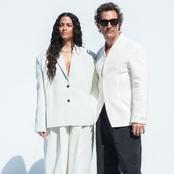 Matthew McConaughey et de sa compagne Camila Alves, sont restés sobres en noir et le blanc. 

Camilla Alves et Matthew McConaughey assistent au défilé Jacquemus Menswear Spring/Summer 2026 dans le cadre de la semaine de la mode à Paris, France, le 29 juin 2025. Photo par Aurore Marechal/ABACAPRESS.COM