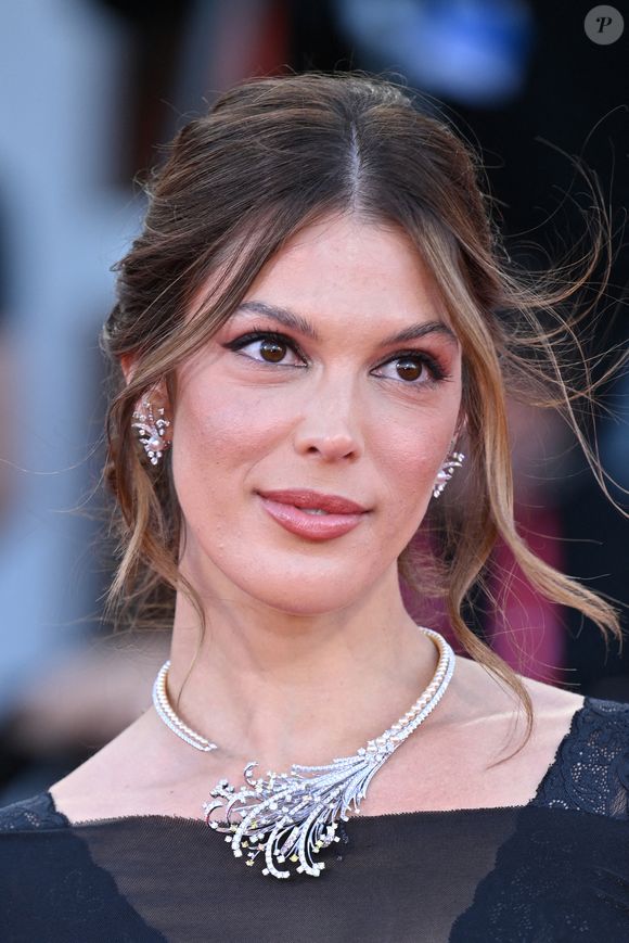 Iris Mittenaere lors de la première de Père Mère Sœur Frère dans le cadre du 82ème Festival International du Film de Venise au Lido de Venise, Italie, le 31 août 2025. Photo par Aurore Marechal/ABACAPRESS.COM