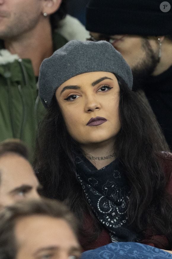 La chanteuse de 29 ans a récemment indiqué auprès de nos confrères du "Parisien Week-end" être de nouveau en couple avec une femme avec laquelle elle se sent "enfin bien". Hoshi avec une amie dans les tribunes du match de football de qualification pour la coupe du monde 2026 opposant la France à Azerbaïdjan (3-0) au Parc des Princes à Paris, France, le 10 octobre 2025. © Cyril Moreau/Bestimage