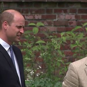 Le prince William, duc de Cambridge, et son frère Le prince Harry, duc de Sussex, se retrouvent à l'inauguration de la statue de leur mère, la princesse Diana dans les jardins de Kensington Palace à Londres le 1er juillet 2021. Backgrid UK/ Bestimage
