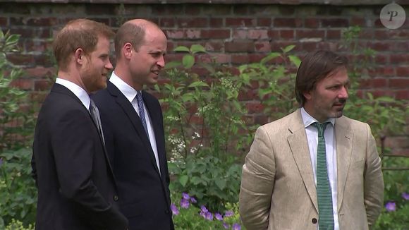 Le prince William, duc de Cambridge, et son frère Le prince Harry, duc de Sussex, se retrouvent à l'inauguration de la statue de leur mère, la princesse Diana dans les jardins de Kensington Palace à Londres le 1er juillet 2021. Backgrid UK/ Bestimage