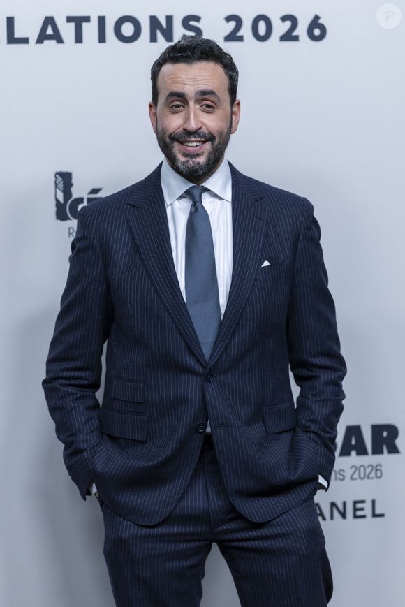 Avant d’ajouter, amusé : "Allez dire que vous allez chercher un deuxième doudou ou autre chose : “Je vais te chercher un petit gâteau.” Ah ok… et pendant ce laps de temps, il pionce !".

Jonathan Cohen - Photocall du dîner des Révélations César 2026 à l'Elysée Montmartre à Paris, France, le 19 janvier 2026. 
© Olivier Borde / Bestimage