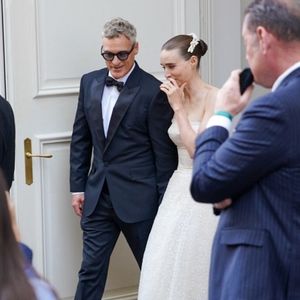 Pourtant, quelques heures plus tôt, Joaquin Phoenix et Rooney Mara ont été aperçus ensemble

Rooney Marat Joaquin Phoenix head à la sortie de l'hôtel Carlton à Cannes le 16 mai 2025. 
Backgrid USA / Bestimage