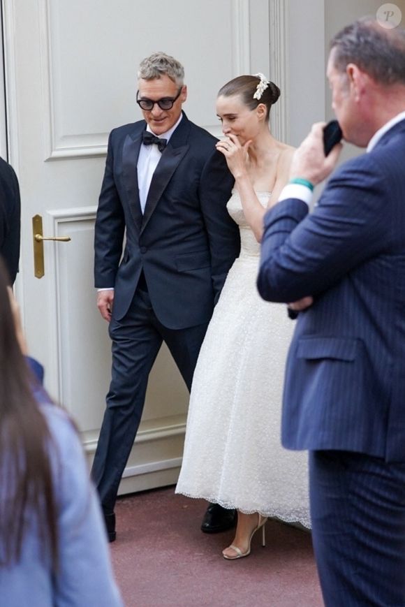 Pourtant, quelques heures plus tôt, Joaquin Phoenix et Rooney Mara ont été aperçus ensemble

Rooney Marat Joaquin Phoenix head à la sortie de l'hôtel Carlton à Cannes le 16 mai 2025. 
Backgrid USA / Bestimage