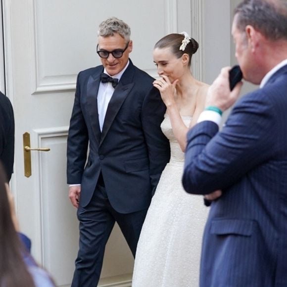 Pourtant, quelques heures plus tôt, Joaquin Phoenix et Rooney Mara ont été aperçus ensemble

Rooney Marat Joaquin Phoenix head à la sortie de l'hôtel Carlton à Cannes le 16 mai 2025. 
Backgrid USA / Bestimage