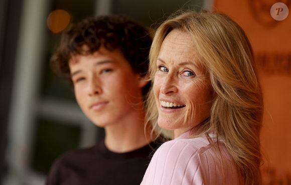 Estelle Lefébure et son fils Giulano Ramette au photocall du village lors des Internationaux de France de Tennis de Roland Garros 2026, à Paris, France, le 29 mai 2026. © Dominique Jacovides/Bestimage