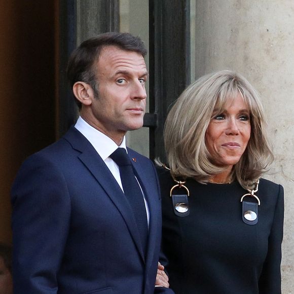 Un geste de Brigitte Macron envers son époux n'a pas fini d'être commenté 

Le président Emmanuel Macron et sa femme Brigitte Macron - Le président de la République et sa femme ont reçu le roi et la reine consort au palais de l'Elysée à Paris le 

© Stéphane Lemouton / Bestimage