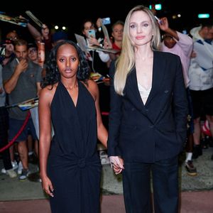 La fille d’Angelina Jolie et de Brad Pitt porte désormais légalement le nom de Zahara Marley Jolie.

Angelina Jolie et sa fille Zahara arrivent à la première de "Without Blood" à New York le 14 septembre 2026. 
STARMAX / BESTIMAGE