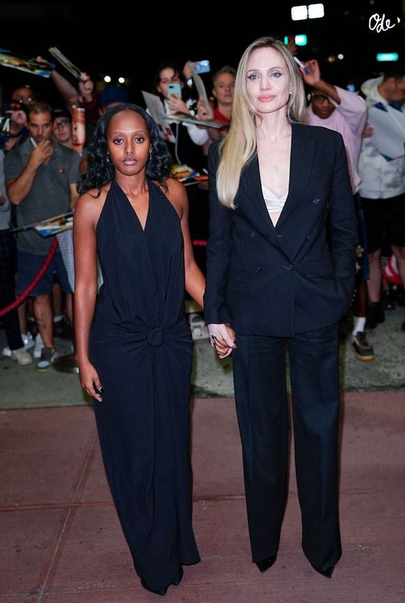 La fille d’Angelina Jolie et de Brad Pitt porte désormais légalement le nom de Zahara Marley Jolie.

Angelina Jolie et sa fille Zahara arrivent à la première de "Without Blood" à New York le 14 septembre 2026. 
STARMAX / BESTIMAGE