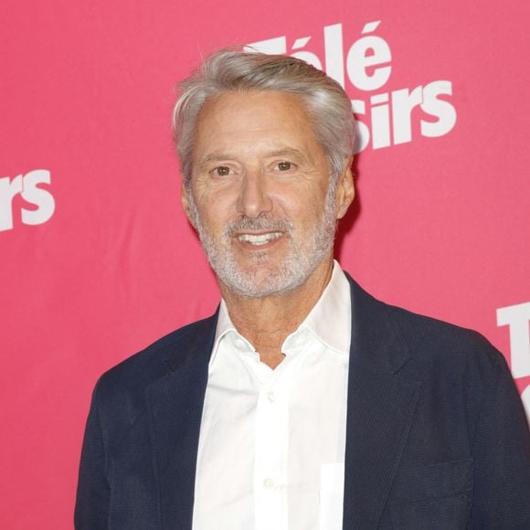 Antoine de Caunes a lui aussi répondu présent !

Antoine de Caunes - Photocall de la soirée "Télé Loisirs Awards 2025" au Jardin d'Acclimatation à Paris le 23 septembre 2025. © Coadic Guirec/Bestimage