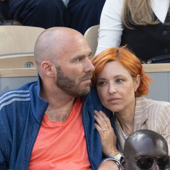 Natasha St-Pier et son compagnon Vincent Bidal dans les tribunes (night session) lors des Internationaux de France de Tennis de Roland Garros 2025, le 3 juin 2025 à Paris. © Dominique Jacovides / Bestimage