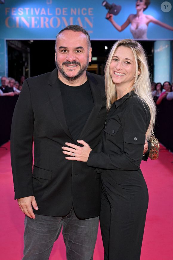 François-Xavier Demaison et sa femme Anaïs Tihay - Tapis rouge lors de la 7ème édition du festival Cinéroman au Pathé gare du Sud à Nice le 1er Octobre 2025. © Bebert-Jacovides/Bestimage