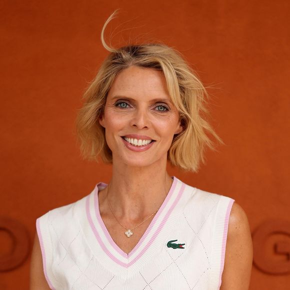 À 48 ans, l'ancienne Miss France Sylvie Tellier affiche une mine plus radieuse que jamais.

Sylvie Tellier (Miss France) aux Internationaux de France de tennis de Roland-Garros. 

© Dominique Jacovides/Bestimage