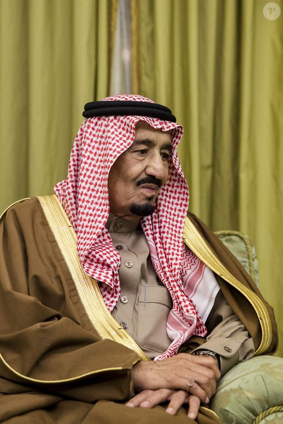 Le nouveau roi Salman d'Arabie saoudite assiste à une cérémonie au palais royal Diwan à Riyad, le 24 janvier 2015, à la suite du décès du roi saoudien Abdallah bin Abdulaziz al-Saud. Des dignitaires et des dirigeants du monde entier devaient arriver en Arabie saoudite aujourd'hui pour présenter leurs condoléances au nouveau roi Salman, un jour après le décès de son demi-frère, le roi Abdallah. Photo Pool by Yoan Valat/ABACAPRESS.COM