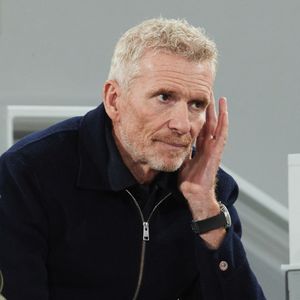 Contrairement aux précédentes années, les fans de "Koh-Lanta" devront se montrer patients avant de retrouver l'émission de survie sur TF1.

Denis Brogniart dans les tribunes des Internationaux de France de tennis de Roland Garros. © Jacovides-Moreau/bestimage