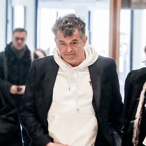 La direction envisage également un changement de nom selon Le Figaro Immobilier : retirer le prénom Stéphane et doubler le 'L' ou le 'Z' de Plaza pour brouiller les pistes
Stéphane Plaza arrive pour le verdict de son procès pour violences sur deux anciennes compagnes, à Paris, France, le 18 février 2025. L'agent immobilier de 54 ans est jugé pour "violences physiques et/ou psychologiques habituelles par concubin" entre 2018 et 2022 sur une ancienne compagne, Amandine, ainsi que pour "violences psychologiques habituelles par concubin" sur Paola, entre 2021 et 2022. Stéphane Plaza reconnu coupable de "violences habituelles par concubin" et condamné à 12 mois de prison avec sursis. © Chrstophe Clovis/Bestimage