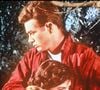 Durant sa courte carrière, il a joué dans trois films marquants : "À l’est d’Éden", "La Fureur" de vivre et "Géant"

Archives - James Dean et Natalie Wood sur le tournage de La Fureur de vivre
Crédit : ALPHA AGENCY / BESTIMAGE
