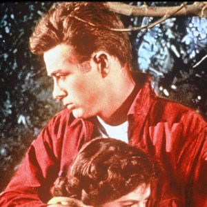 Durant sa courte carrière, il a joué dans trois films marquants : "À l’est d’Éden", "La Fureur" de vivre et "Géant"

Archives - James Dean et Natalie Wood sur le tournage de La Fureur de vivre
Crédit : ALPHA AGENCY / BESTIMAGE