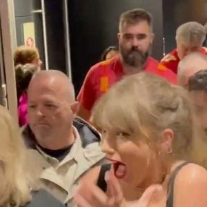Taylor Swift ne peut contenir sa joie alors qu'elle quitte la suite de l'Allegiant Stadium bras dessus bras dessous avec 'Mama Kelce' et se dirige vers le terrain pendant le Super Bowl LVIII à Las Vegas. Jason Kelce et son père Ed Kelce sont derrière eux.
Backgrid USA / Bestimage