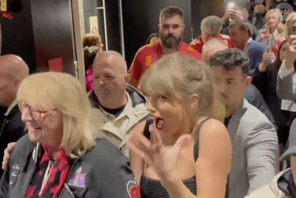 Taylor Swift ne peut contenir sa joie alors qu'elle quitte la suite de l'Allegiant Stadium bras dessus bras dessous avec 'Mama Kelce' et se dirige vers le terrain pendant le Super Bowl LVIII à Las Vegas. Jason Kelce et son père Ed Kelce sont derrière eux.
Backgrid USA / Bestimage