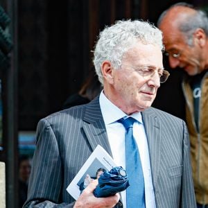 "Je ne suis pas sûr que les sportifs soient toujours les mieux informés déjà et donc voilà je pense que chacun à sa place. Voilà chacun à sa place et je pense qu'on s'en portera mieux".

Nelson Monfort à la sortie des obsèques du producteur Humbert Ibach (Mémé Ibach), figure du disque et de la TV des années 70/90, en l’église Notre Dame d’Auteuil à Paris, France, le 12 mai 2025. © Christophe Clovis/Bestimage