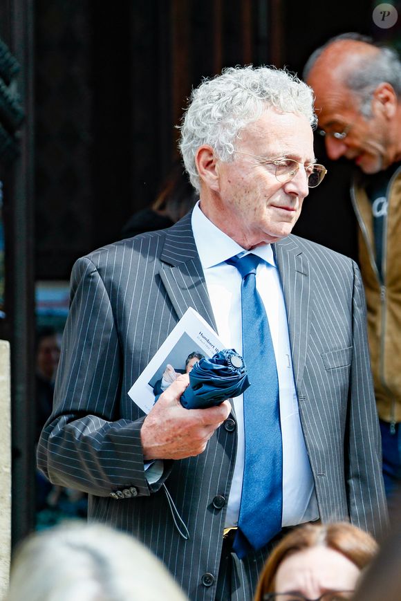 "Je ne suis pas sûr que les sportifs soient toujours les mieux informés déjà et donc voilà je pense que chacun à sa place. Voilà chacun à sa place et je pense qu'on s'en portera mieux".

Nelson Monfort à la sortie des obsèques du producteur Humbert Ibach (Mémé Ibach), figure du disque et de la TV des années 70/90, en l’église Notre Dame d’Auteuil à Paris, France, le 12 mai 2025. © Christophe Clovis/Bestimage