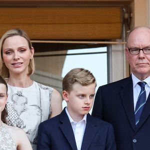 Le prince Albert II de Monaco, la princesse Charlène de Monaco, le prince héréditaire Jacques de Monaco, marquis des Baux, la princesse Gabriella de Monaco, comtesse de Carladès au balcon du Palais princier lors de la célébration de la fête de la Saint Jean sur la Place du Palais princier de Monaco, le 23 juin 2026. La Saint Jean est à l'origine une fête païenne puis chrétienne. Pour les païens, c'était une fête qui célébrait les moissons. Une fois christianisée, cette fête est devenue celle du solstice d'été et donc la fête de la lumière. © Claudia Albuquerque/Bestimage