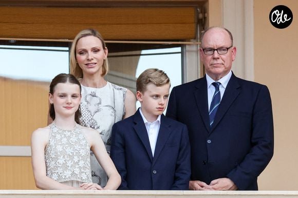 Le prince Albert II de Monaco, la princesse Charlène de Monaco, le prince héréditaire Jacques de Monaco, marquis des Baux, la princesse Gabriella de Monaco, comtesse de Carladès au balcon du Palais princier lors de la célébration de la fête de la Saint Jean sur la Place du Palais princier de Monaco, le 23 juin 2026. La Saint Jean est à l'origine une fête païenne puis chrétienne. Pour les païens, c'était une fête qui célébrait les moissons. Une fois christianisée, cette fête est devenue celle du solstice d'été et donc la fête de la lumière. © Claudia Albuquerque/Bestimage
