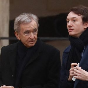 Exclusif - Frédéric Arnault   et son père Bernard Arnault  - Sorties des obsèques de Yvon Gattaz (ancien président du Conseil national du patronat français (CNPF), l’ancêtre du MEDEF) en la Cathédrale Saint-Louis-des-Invalides à Paris le 17 décembre 2024. © Christophe Clovis/Bestimage
