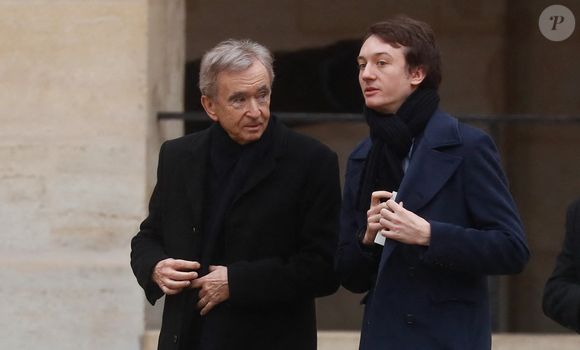 Exclusif - Frédéric Arnault   et son père Bernard Arnault  - Sorties des obsèques de Yvon Gattaz (ancien président du Conseil national du patronat français (CNPF), l’ancêtre du MEDEF) en la Cathédrale Saint-Louis-des-Invalides à Paris le 17 décembre 2024. © Christophe Clovis/Bestimage