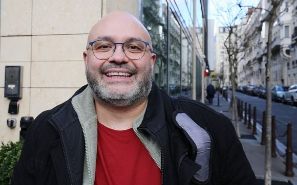 Celui qui officie sur la chaîne l'Équipe s'est officiellement fiancé avec sa compagne Nathalie

Exclusif - Yoann Riou - Les invités de l'émisson "Les Grosses Têtes" quittent les studios de RTL à Paris le 2 janvier 2022.