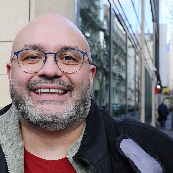 Celui qui officie sur la chaîne l'Équipe s'est officiellement fiancé avec sa compagne Nathalie

Exclusif - Yoann Riou - Les invités de l'émisson "Les Grosses Têtes" quittent les studios de RTL à Paris le 2 janvier 2022.