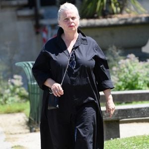 Accompagnée d’Olivier Gluzman, Isabelle Nanty est arrivée au crématorium du Père-Lachaise, tout de noir vêtue comme le veut la tradition. 

Isabelle Nanty, semble aller beaucoup mieux depuis son grave accident en VTC sur l'autoroute A10, arrive aux obsèques de la chanteuse Guesch Patti au Crématorium du Père-Lachaise à Paris, France, le 3 juillet 2026. Isabelle Nanty a accompagné son amie la chanteuse Guesch Patti jusqu'à son dernier souffle. © Bestimage