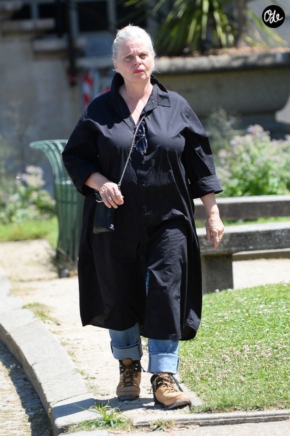 Accompagnée d’Olivier Gluzman, Isabelle Nanty est arrivée au crématorium du Père-Lachaise, tout de noir vêtue comme le veut la tradition. 

Isabelle Nanty, semble aller beaucoup mieux depuis son grave accident en VTC sur l'autoroute A10, arrive aux obsèques de la chanteuse Guesch Patti au Crématorium du Père-Lachaise à Paris, France, le 3 juillet 2026. Isabelle Nanty a accompagné son amie la chanteuse Guesch Patti jusqu'à son dernier souffle. © Bestimage