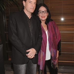Les chanteurs Francis Cabrel et Nana Mouskouri posent pour des photos lors de la cérémonie des Grands Prix Sacem 2006 qui s'est tenue au siège de la Sacem à Neuilly-sur-Seine, près de Paris, France, le 7 décembre 2006. Photo par Nicolas Khayat/ABACAPRESS.COM