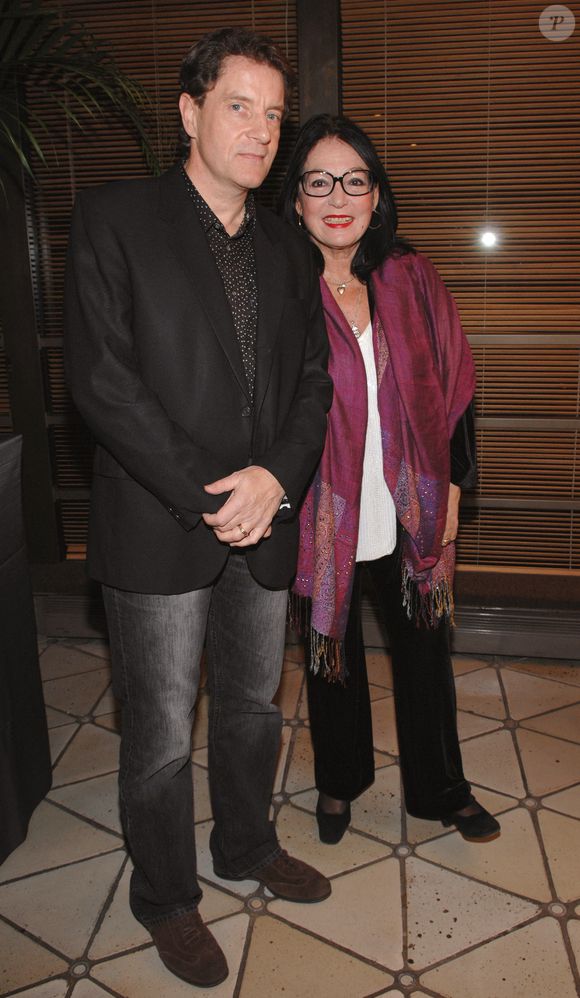 Les chanteurs Francis Cabrel et Nana Mouskouri posent pour des photos lors de la cérémonie des Grands Prix Sacem 2006 qui s'est tenue au siège de la Sacem à Neuilly-sur-Seine, près de Paris, France, le 7 décembre 2006. Photo par Nicolas Khayat/ABACAPRESS.COM