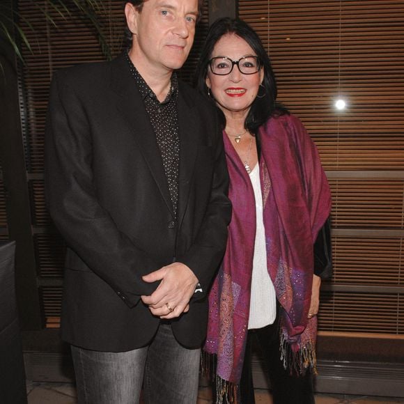 Les chanteurs Francis Cabrel et Nana Mouskouri posent pour des photos lors de la cérémonie des Grands Prix Sacem 2006 qui s'est tenue au siège de la Sacem à Neuilly-sur-Seine, près de Paris, France, le 7 décembre 2006. Photo par Nicolas Khayat/ABACAPRESS.COM