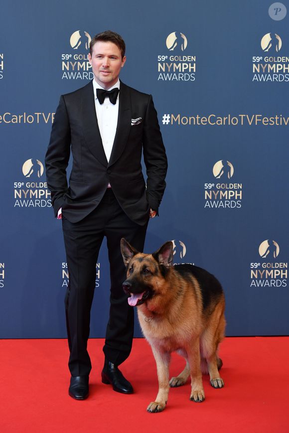 John Reardon et le chien Diesel Vom Burgimwald - Soirée de clôture du 59ème Festival de Télévision de Monte Carlo au Grimaldi Forum à Monaco, le 18 juin 2019. © Bruno Bebert/Bestimage