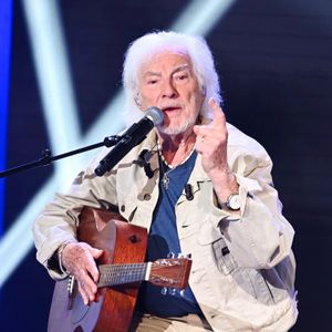 Hugues Aufray lors de l'enregistrement de l'émission "Vivement dimanche" à Paris, France, le 9 septembre 2025 et diffusée le 12 octobre 2025 sur France 3. © Guillaume Gaffiot/Bestimage