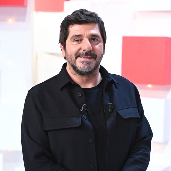 Il raconte : "Peut-être que ça vous paraît petit comme histoire, mais je trouvais ça exceptionnel que le pape soit devancé d'un monsieur qui tenait une pizza avant que la papamobile arrive."

Exclusif - Patrick Fiori - Enregistrement de l'émission Vivement dimanche en hommage au duo Jean Poiret et Michel Serrault au studio Gabriel, presentée par Michel Drucker . Diffusion sur France 3 le 17 mars 2024. . © Guillaume Gaffiot / Bestimage