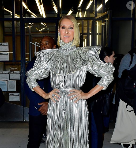 Celine Dion arbore une combinaison argentée de la marque Rodarte et des talons Gucci à la sortie de l'émission Watch What Happens Live à New York, le 14 novembre 2019 (Backgrid USA / Bestimage).